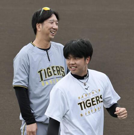 　笑顔を見せる藤川監督と才木（撮影・田中太一）