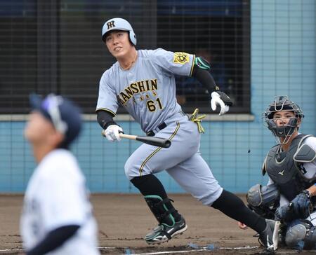 　１回、左越えへソロを放つ豊田（撮影・田中太一）