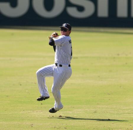 　シートノックに励む森下（撮影・北村雅宏）