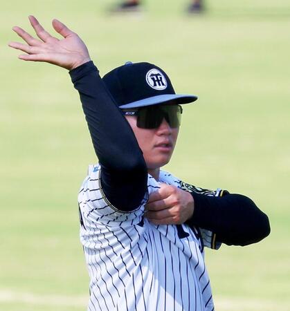 　ウオーミングアップをする森下（撮影・立川洋一郎）