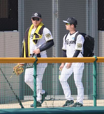 　メイングラウンドでの練習を終えて移動する近本（右）と森下（撮影・立川洋一郎）