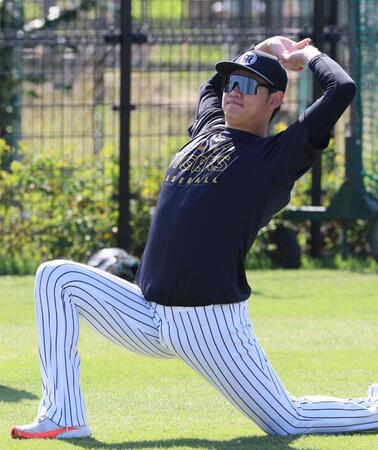 　ストレッチをする及川（撮影・立川洋一郎）