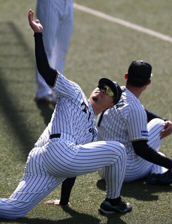　入念に体をほぐす佐藤輝（撮影・北村雅宏）
