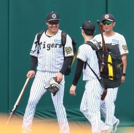 　メイン球場でのメニューを終えて移動する大山（左）＝撮影・立川洋一郎