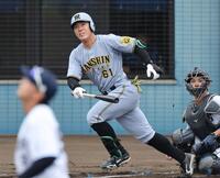 　１回、左越えへソロを放つ豊田（撮影・田中太一）