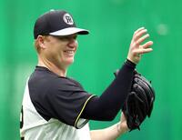 　練習中、笑顔を見せるネルソン（撮影・山口登）