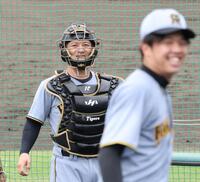 　試合前、才木（手前）の投球を受け笑顔を見せる坂本（撮影・田中太一）