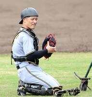 　試合に向け準備をする坂本（撮影・田中太一）