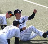 　練習中、ノリノリの森下（右）＝撮影・北村雅宏