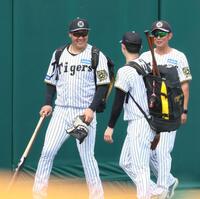 　メイン球場でのメニューを終えて移動する大山（左）＝撮影・立川洋一郎