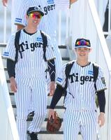 　練習へ向かう近本（左）と中野（撮影・立川洋一郎）