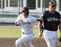 　９回、同点適時打を放った原口は送球間に二塁へ進む（撮影・田中太一）