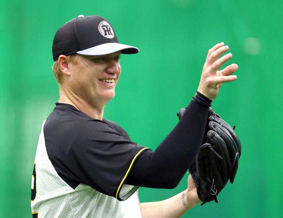 　練習中、笑顔を見せるネルソン（撮影・山口登）