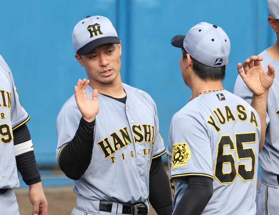 　湯浅を迎える坂本（撮影・田中太一）