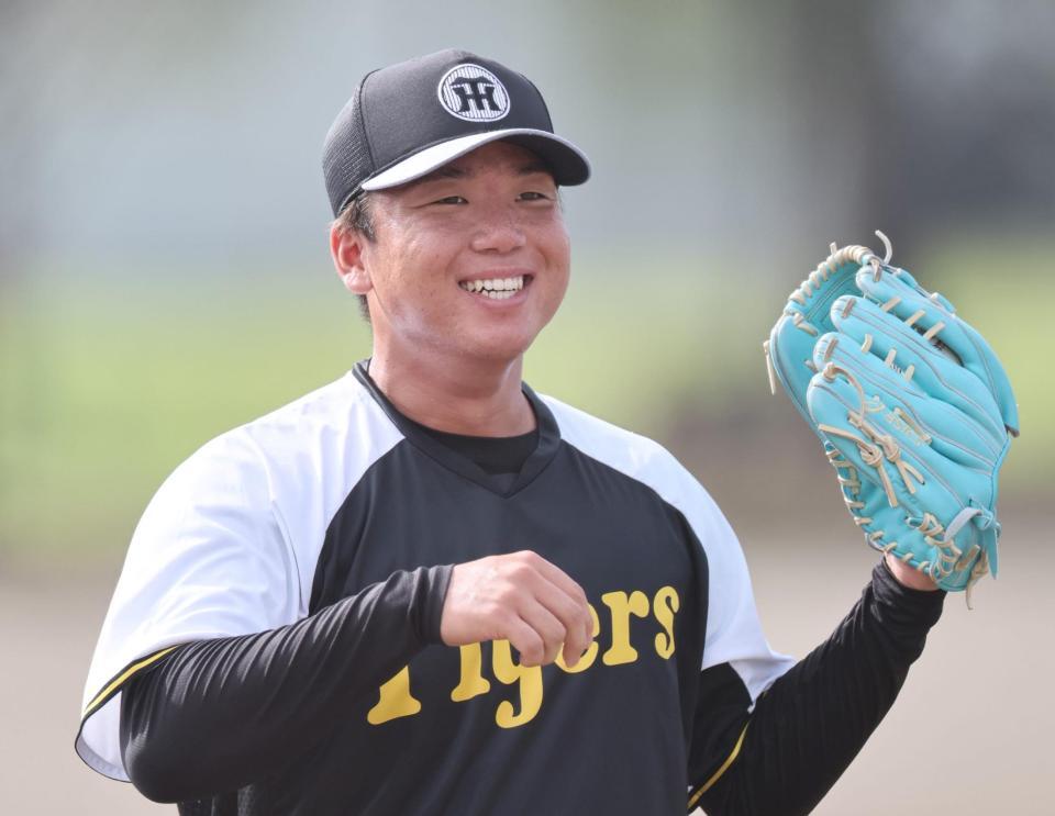 　練習で笑顔を見せる村上（撮影・田中太一）