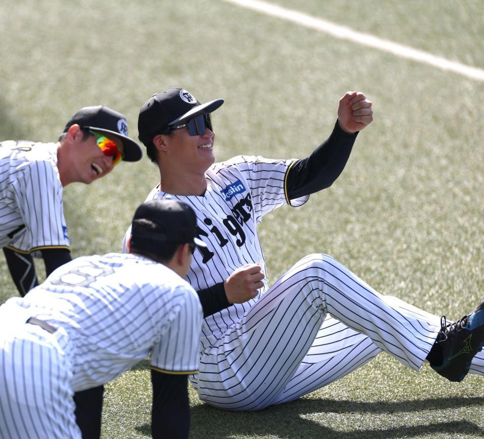 　練習中、ノリノリの森下（右）＝撮影・北村雅宏