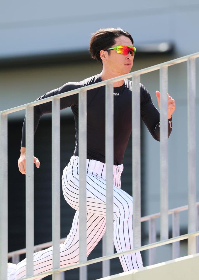 　坂路で汗を流す近本（撮影・立川洋一郎）