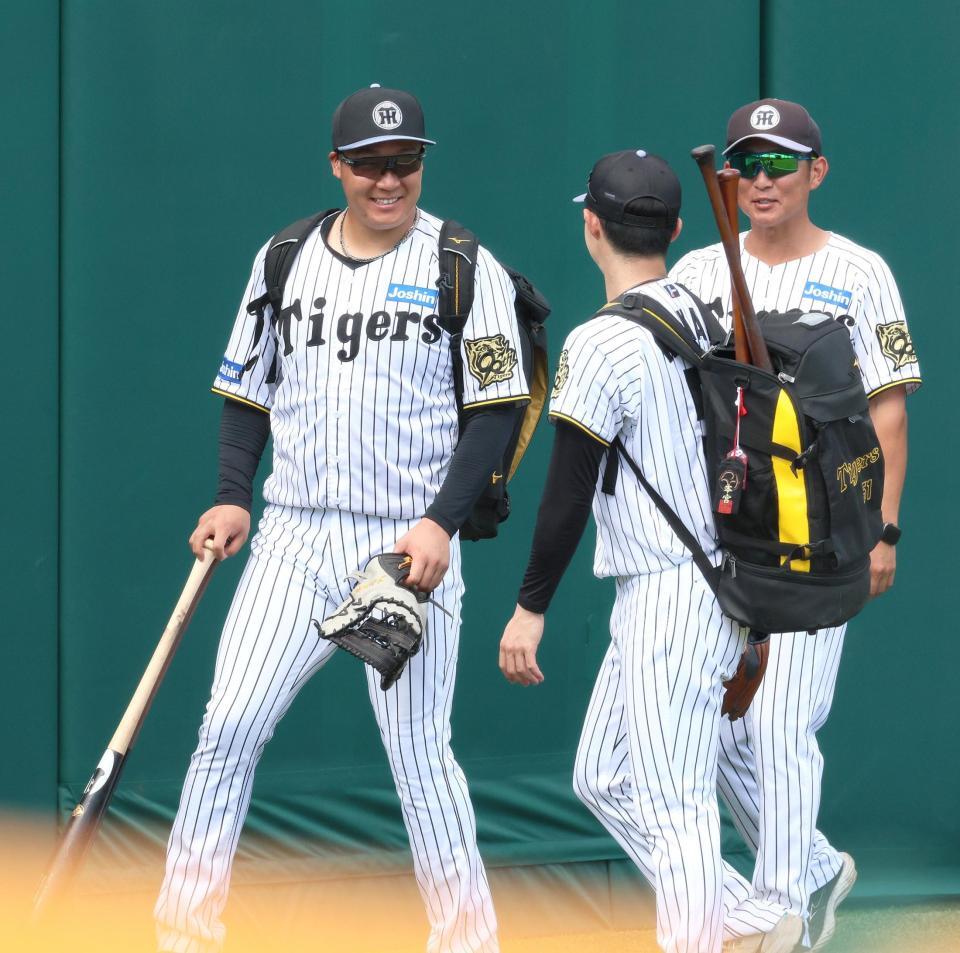 　メイン球場でのメニューを終えて移動する大山（左）＝撮影・立川洋一郎