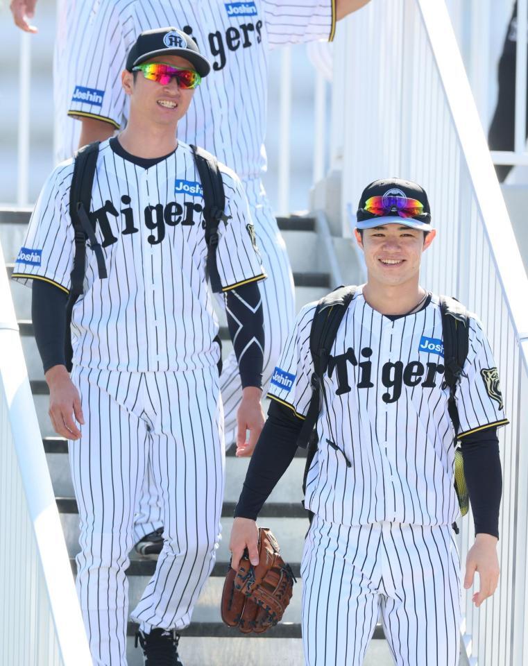 　練習へ向かう近本（左）と中野（撮影・立川洋一郎）