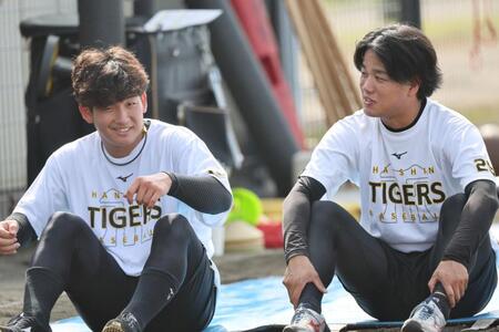 　試合前の練習で伊原と話をする高橋（撮影・田中太一）