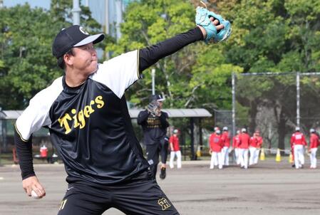 　広島の投手陣と同じグラウンドでキャッチボールをする村上（撮影・田中太一）