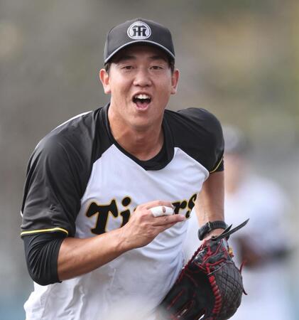 　元気よくノックを受ける畠（撮影・田中太一）
