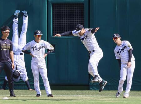 　ウオーミングアップ中に横跳びを見せる佐藤輝（撮影・立川洋一郎）