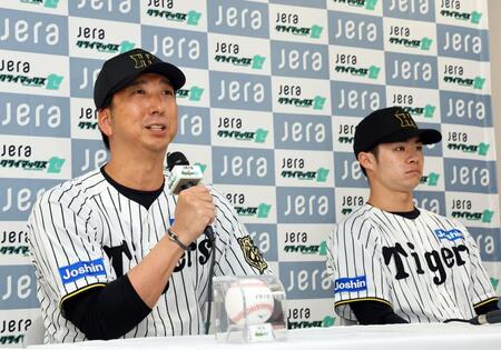 　ＣＳへ向け会見で意気込みを語る藤川監督（右は中野）＝撮影・山口登