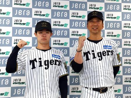 　フォトセッションでポーズを決める中野（左）と藤川監督（撮影・山口登）