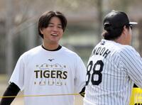 　試合前、安藤コーチと談笑する高橋（撮影・田中太一）