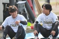 　試合前の練習で伊原と話をする高橋（撮影・田中太一）