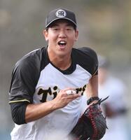 　元気よくノックを受ける畠（撮影・田中太一）