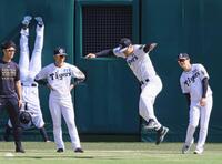 　ウオーミングアップ中に横跳びを見せる佐藤輝（撮影・立川洋一郎）