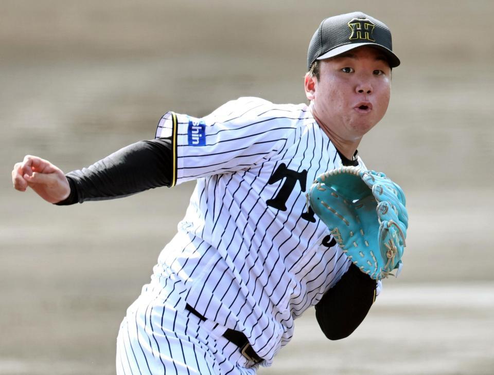 　１回、打球に反応する村上（撮影・田中太一）