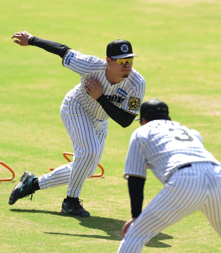 　入念に体を動かす佐藤輝（撮影・北村雅宏）