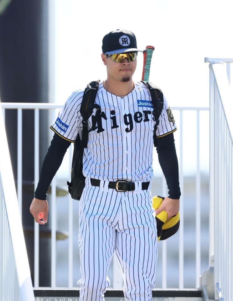 　練習へ向かう佐藤輝（撮影・立川洋一郎）