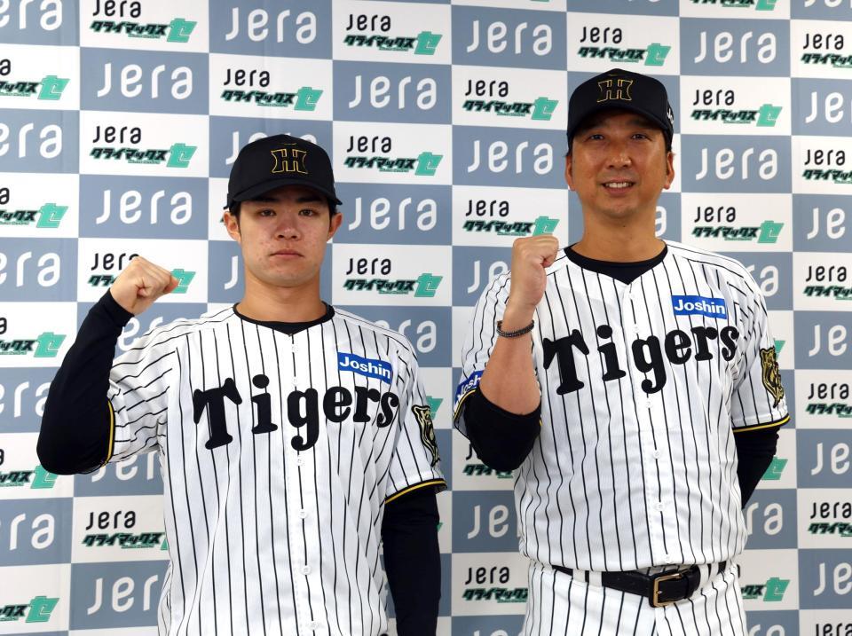 　フォトセッションでポーズを決める中野（左）と藤川監督（撮影・山口登）