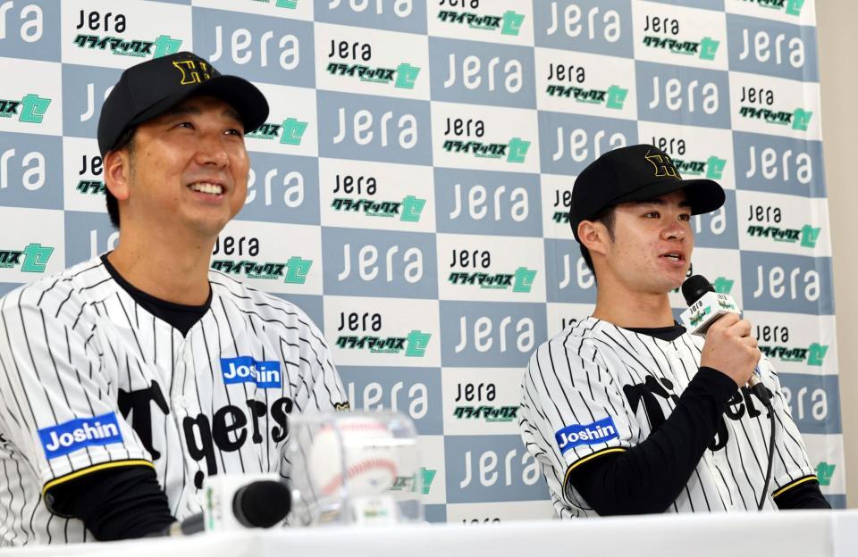 　ＣＳへ向け会見で意気込みを語る中野（左は藤川監督）＝撮影・山口登