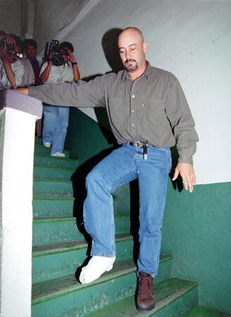 　痛々しい姿で階段を下りるグリーンウェル＝１９９７年５月