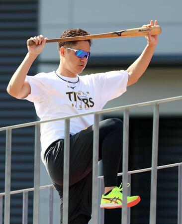 　バットを手に坂路でトレーニングをする大竹（撮影・立川洋一郎）