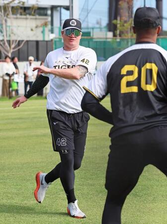 　ウオーミングアップをするネルソン