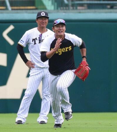 　打撃練習の打球を追いかける西純（右）＝撮影・北村雅宏