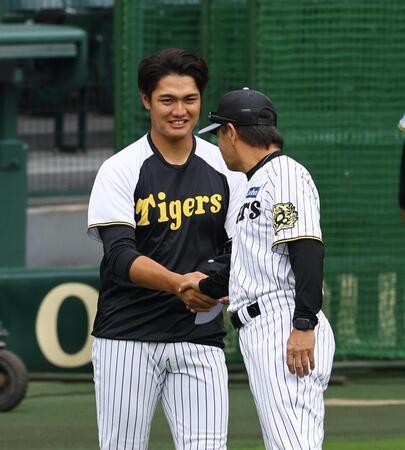 　練習前、西純は和田打撃巡回コーディネーターにあいさつする
