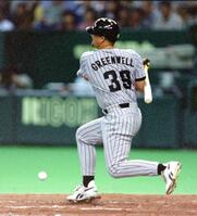 　巨人戦で自打球が右足に当たるグリーンウェル＝１９９７年５月