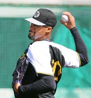 　キャッチボールをして調整するデュプランティエ