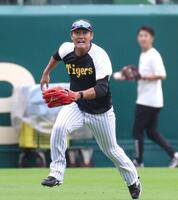 　打撃練習の打球を追いかける西純（撮影・北村雅宏）