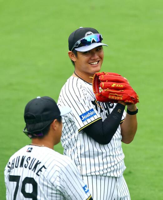 阪神・西純矢 野手として初練習 シート打撃で外野守備/阪神タイガース
