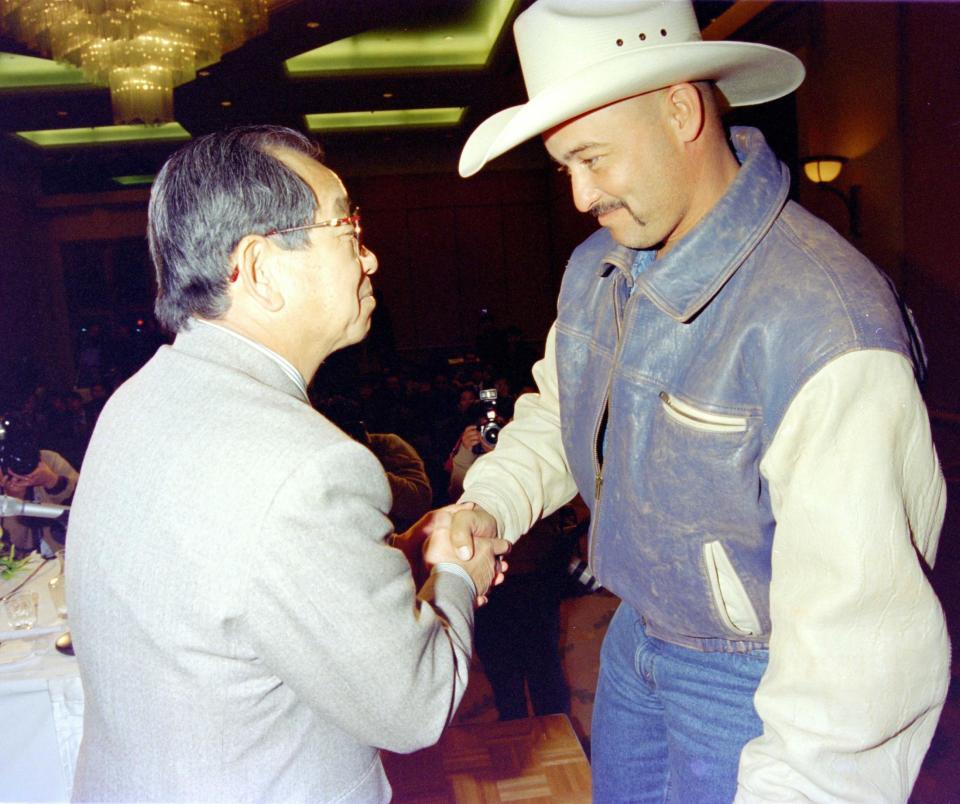 　１９９７年１月、来日し吉田義男氏（左）と握手する