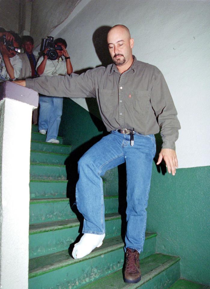 　痛々しい姿で階段を下りるグリーンウェル＝１９９７年５月