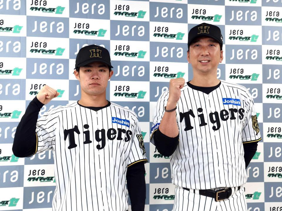 　フォトセッションでポーズを決める中野（左）と藤川監督（撮影・山口登）